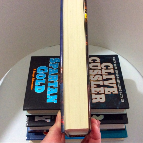 4 Clive Cussler hardcover novels - Picture 5 of 6